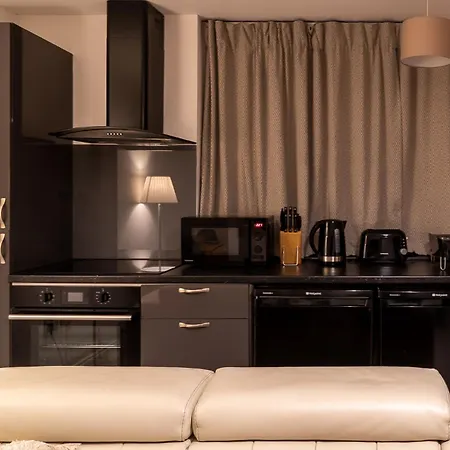 Luxury Ground Floor Modern Flat Close To With Free Parking Apartment *