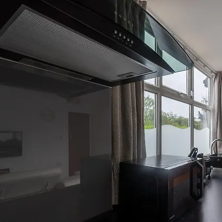 Luxury Ground Floor Modern Flat Close To With Free Parking 아파트 *