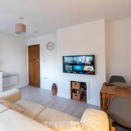 Luxury Ground Floor Modern Flat Close To With Free Parking Apartment