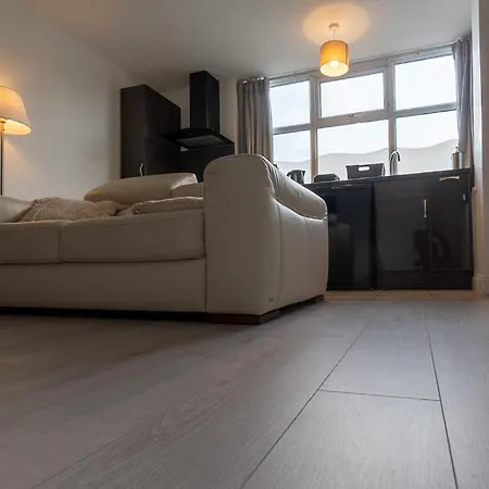 Luxury Ground Floor Modern Flat Close To With Free Parking Apartment