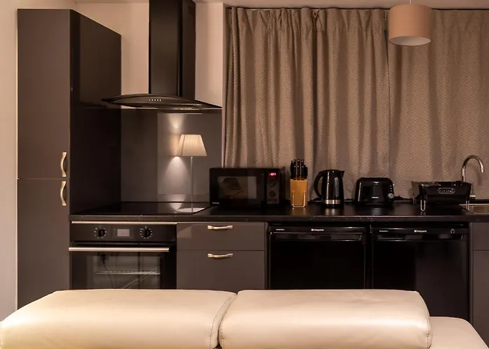 Luxury Ground Floor Modern Flat Close To With Free Parking 公寓 *