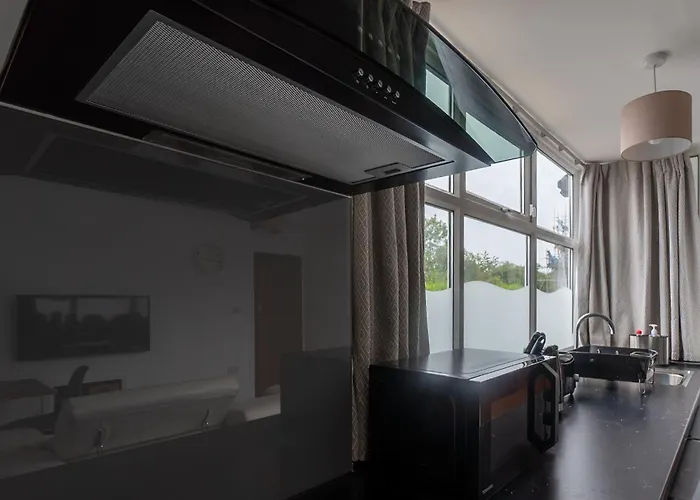 Luxury Ground Floor Modern Flat Close To With Free Parking Apartman *