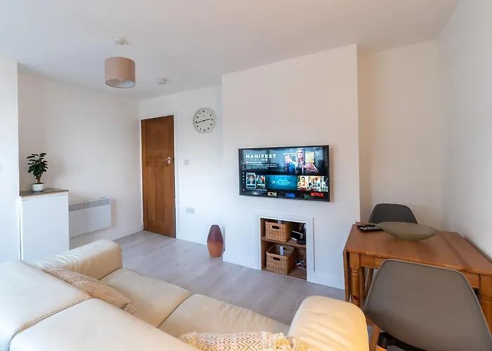 Luxury Ground Floor Modern Flat Close To With Free Parking Apartman