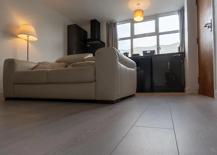 Luxury Ground Floor Modern Flat Close To With Free Parking Apartman