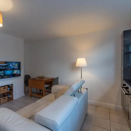 Luxury Ground Floor Modern Flat Close To With Free Parking Leeds (West Yorkshire)